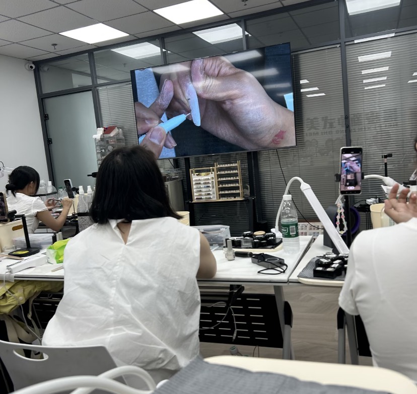 美甲課程中的流行款式及延長甲練習